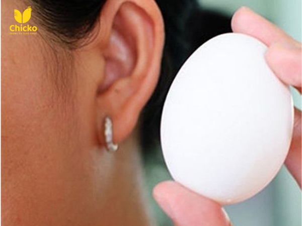 5 Cách Nhận Biết Trứng Gà Giả Siêu Chuẩn & Giải Pháp 4 Lắc nhẹ nghe tiếng trứng