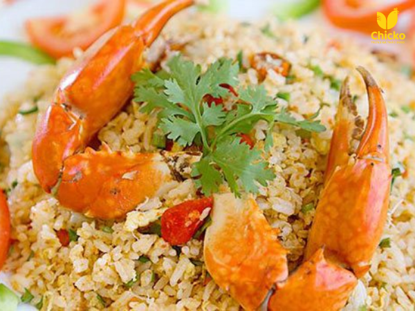 Món cơm chiên cua và trứng