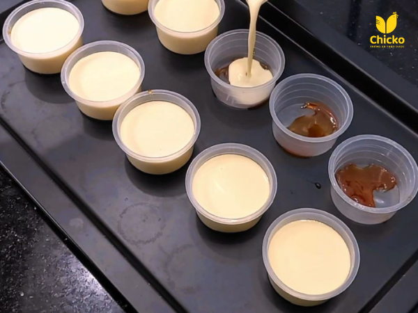 đổ hỗn hợp ra khuôn