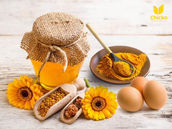 Kết hợp trứng gà với tinh bột nghệ