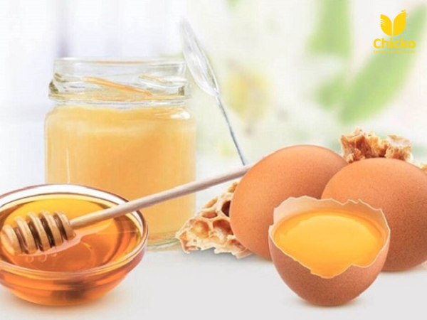 Trứng gà và mật ong dưỡng ẩm sâu