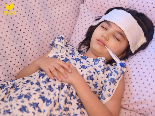 trẻ bị sốt ăn trứng gà được không